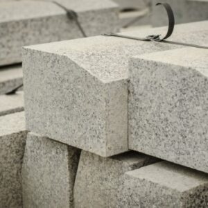 KRAWĘŻNIK GRANITOWY SZARY 12x15x30x60-120